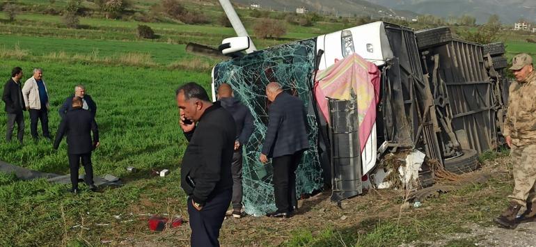 Vanda yolcu otobüsü devrildi: 28 yaralı