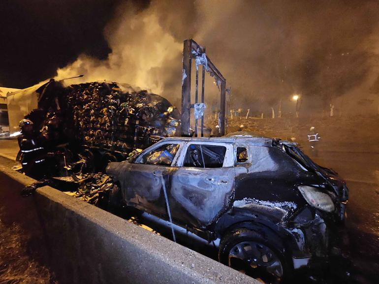 Zincirleme kazada TIRa çarpıp alev alan otomobildeki 2 kişiyi çevredekiler kurtardı