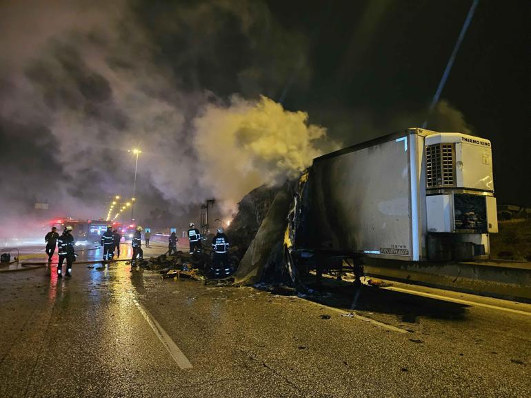 Zincirleme kazada TIRa çarpıp alev alan otomobildeki 2 kişiyi çevredekiler kurtardı