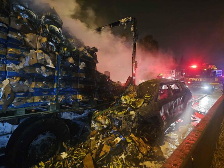 Zincirleme kazada TIRa çarpıp alev alan otomobildeki 2 kişiyi çevredekiler kurtardı