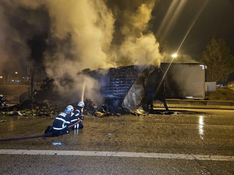 Zincirleme kazada TIRa çarpıp alev alan otomobildeki 2 kişiyi çevredekiler kurtardı