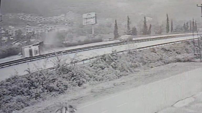 TEM Otoyolunda TIRın devrildiği kaza kamerada