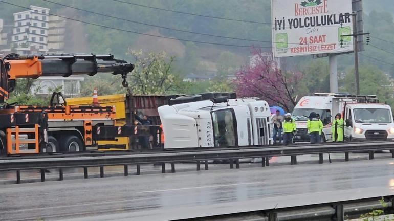 TEM Otoyolunda TIRın devrildiği kaza kamerada