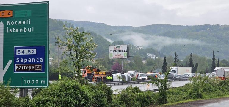 TEM Otoyolunda TIRın devrildiği kaza kamerada