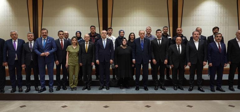 Cumhurbaşkanı Erdoğan: Tüm çalışanlarımızla Türkiyeyi çok daha güçlü yarınlara taşıyacağız