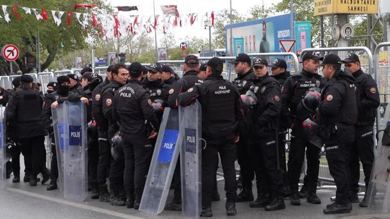 Kadıköy’deki 1 Mayıs kutlamalarına Özgür Özel de katıldı