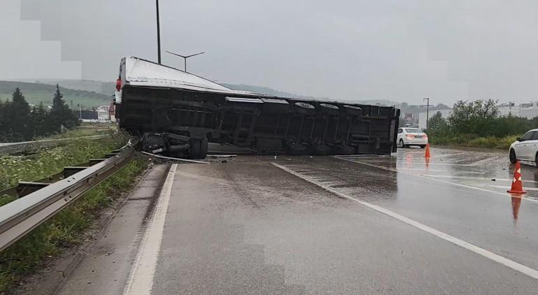 Devrilen TIRın dorsesinde yüklü içki kutuları yola saçıldı