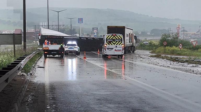 Devrilen TIRın dorsesinde yüklü içki kutuları yola saçıldı