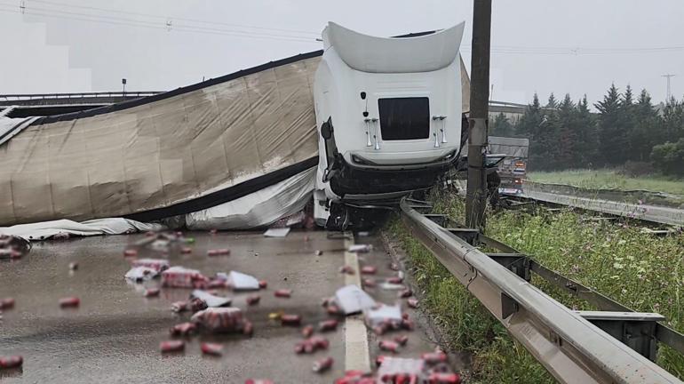 Devrilen TIRın dorsesinde yüklü içki kutuları yola saçıldı