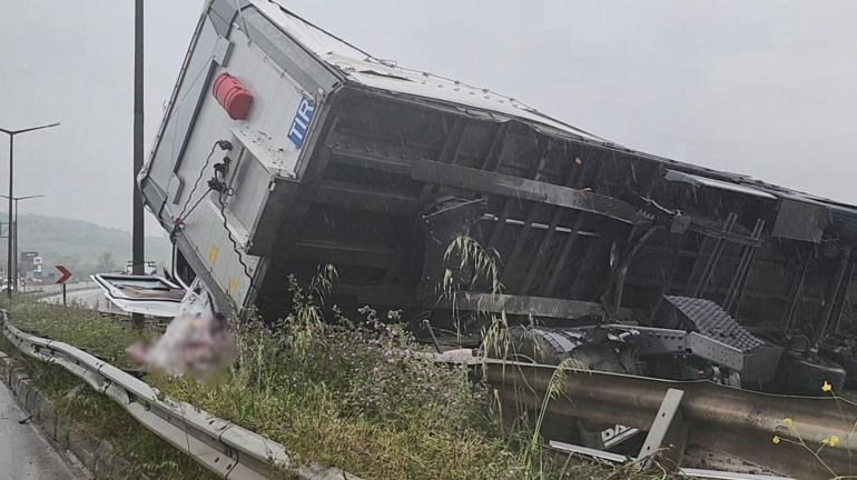 Devrilen TIRın dorsesinde yüklü içki kutuları yola saçıldı