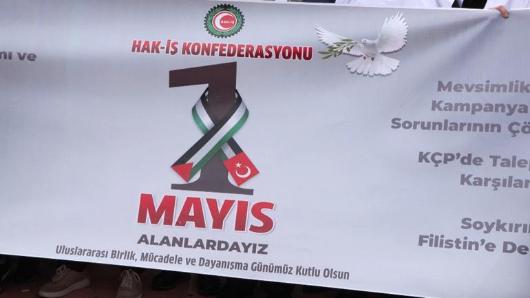 HAK-İŞ Taksimdeki Cumhuriyet Anıtına çelenk bıraktı