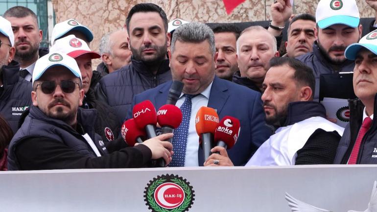 HAK-İŞ Taksimdeki Cumhuriyet Anıtına çelenk bıraktı