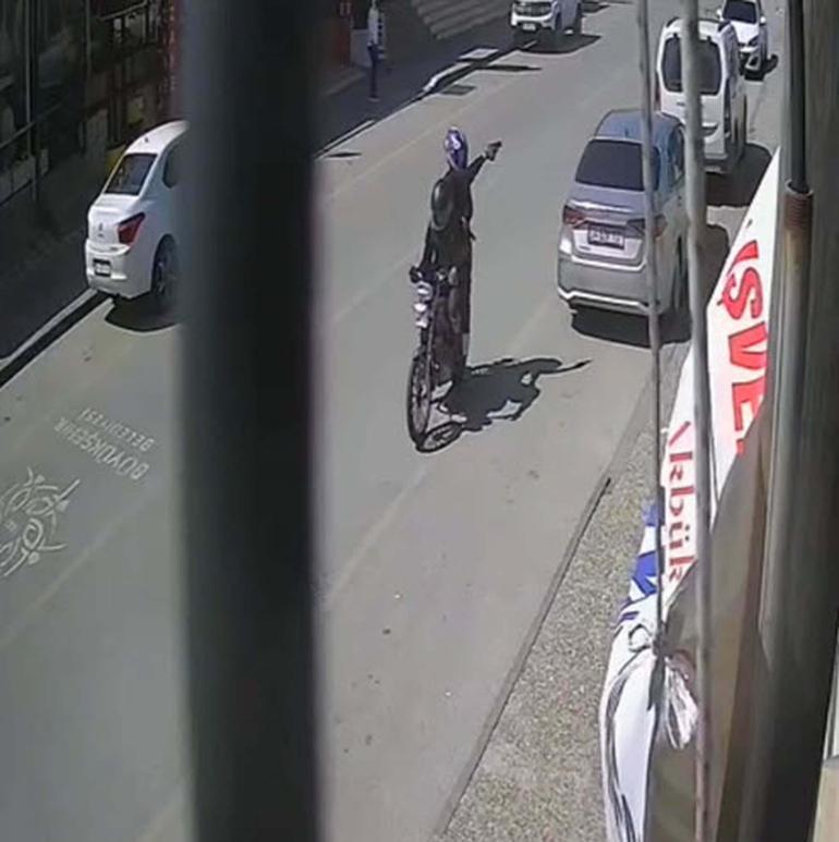 Motosikletli saldırganların iş yerini kurşunladıkları anlar kamerada