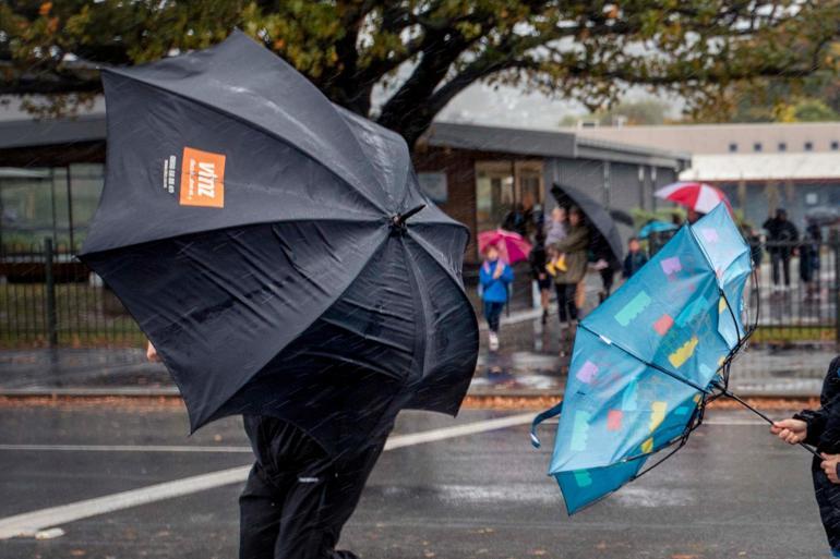 Yeni Zelandada şiddetli rüzgarlar nedeniyle olağanüstü hal ilan edildi