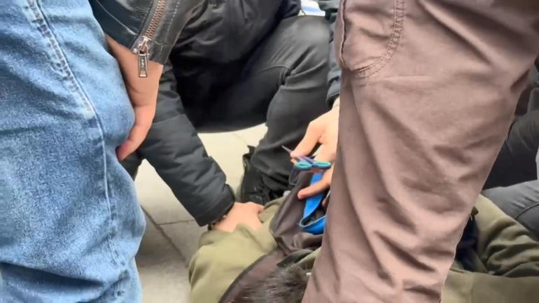 Mecidiyeköyde üzerinden makas çıktı; Burun kıllarımı alıyorum dedi