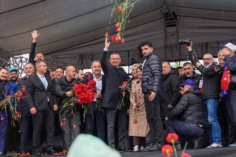 Özgür Özel 1 Mayıs kutlamalarına katıldı