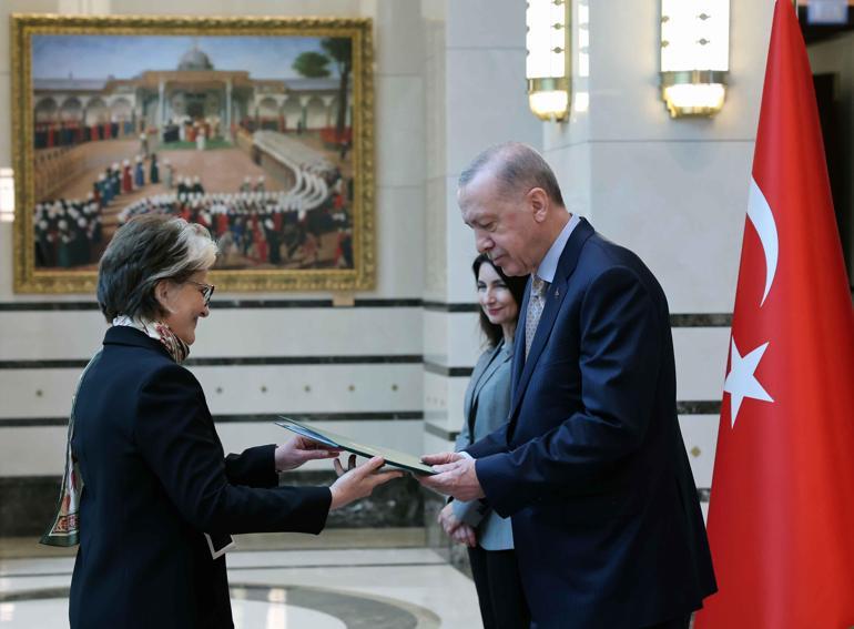 Cumhurbaşkanı Erdoğana büyükelçilerden güven mektubu