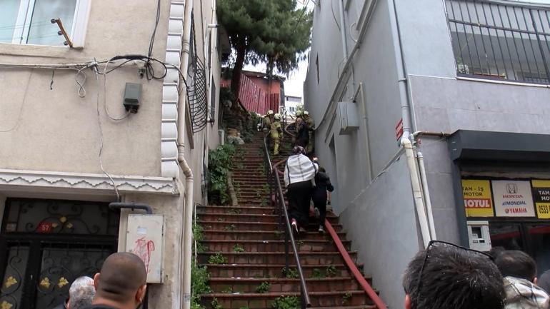 Fatihte 3 gecekonduda çıkan yangın söndürüldü