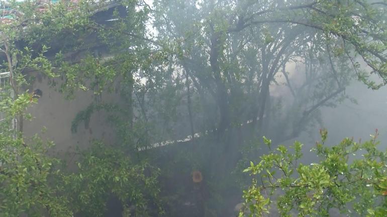 Fatihte 3 gecekonduda çıkan yangın söndürüldü