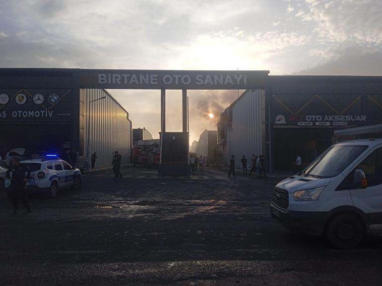 Diyarbakır’da, oto sanayi sitesindeki bir iş yerinde patlama sonrası yangın; olay anı kamerada