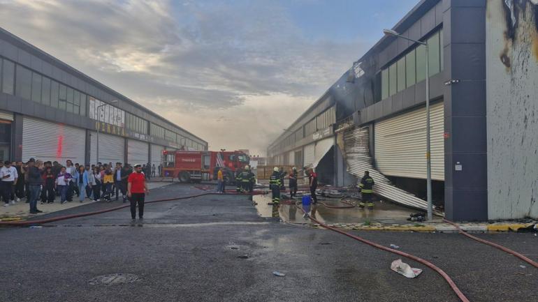 Diyarbakır’da, oto sanayi sitesindeki bir iş yerinde patlama sonrası yangın; olay anı kamerada
