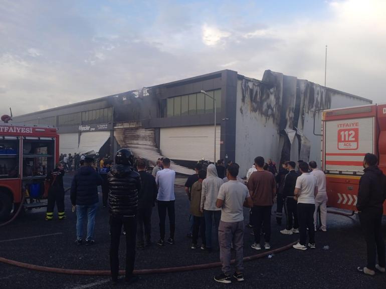 Diyarbakır’da, oto sanayi sitesindeki bir iş yerinde patlama sonrası yangın; olay anı kamerada