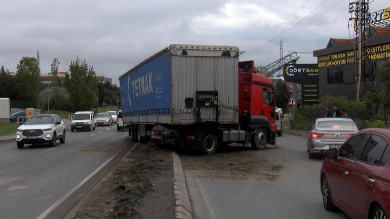 Esenyurt’ta sürücüsünün direksiyon hakimiyetini kaybettiği TIR, refüjdeki PTS direğini devirdi