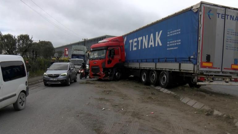 Esenyurt’ta sürücüsünün direksiyon hakimiyetini kaybettiği TIR, refüjdeki PTS direğini devirdi