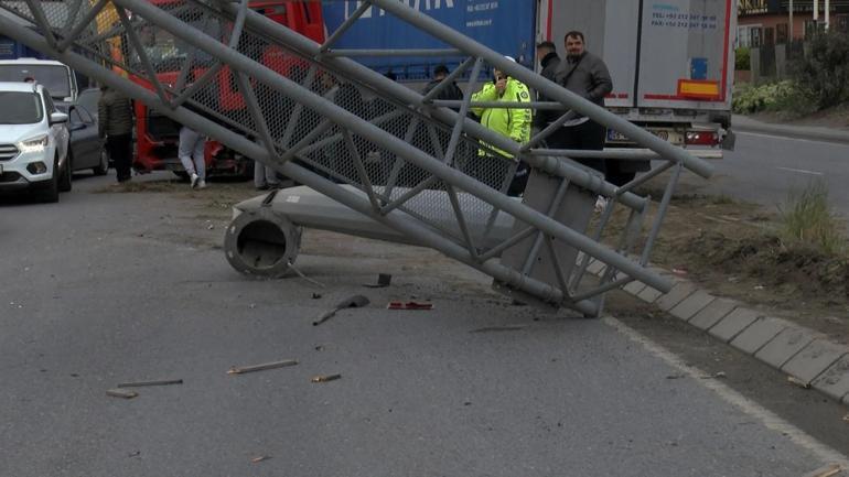 Esenyurt’ta sürücüsünün direksiyon hakimiyetini kaybettiği TIR, refüjdeki PTS direğini devirdi