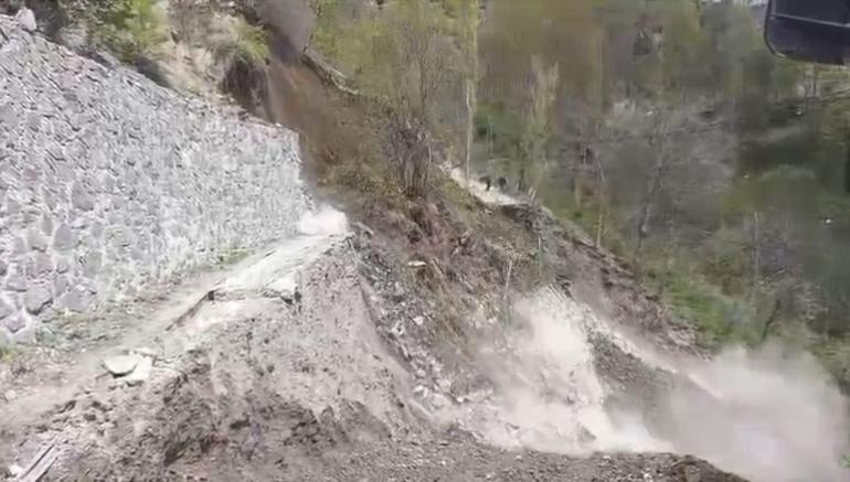 Artvin’de yol çalışmasında heyelan kamerada