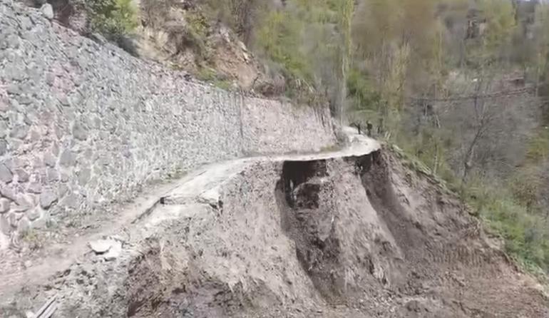 Artvin’de yol çalışmasında heyelan kamerada