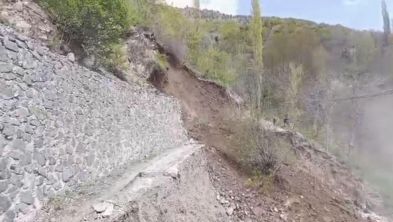 Artvin’de yol çalışmasında heyelan kamerada