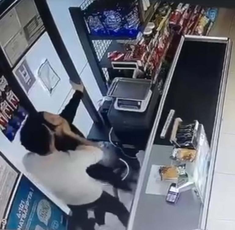Çalıştığı zincir markette mesai arkadaşı tarafından darbedildi, şüpheli tutuklandı