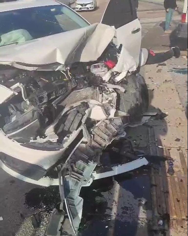 Minibüs ile otomobil çarpıştı: 3ü ağır, 9 yaralı