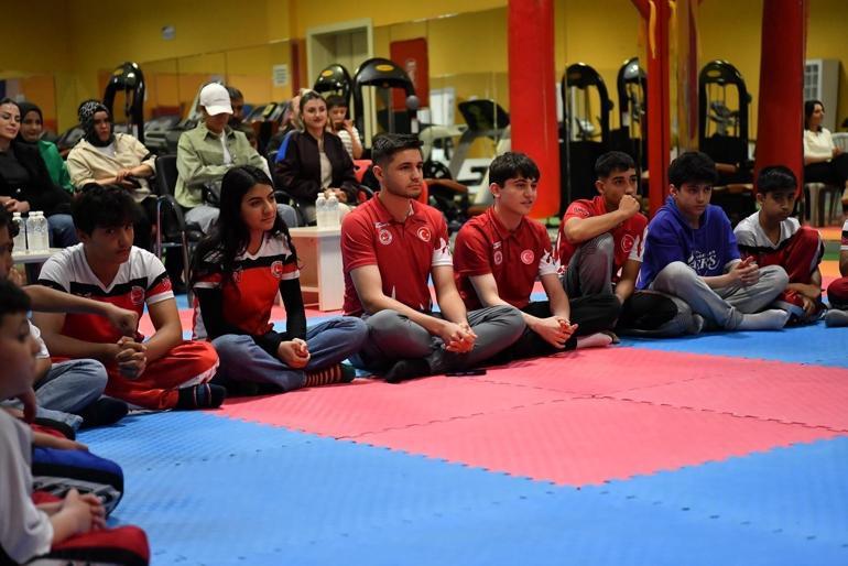 Milli boksör Hatice Akbaş, genç sporcular ile buluştu