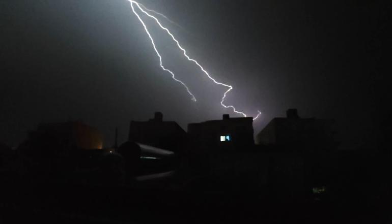 Nusaybin’de şimşekler geceyi aydınlattı