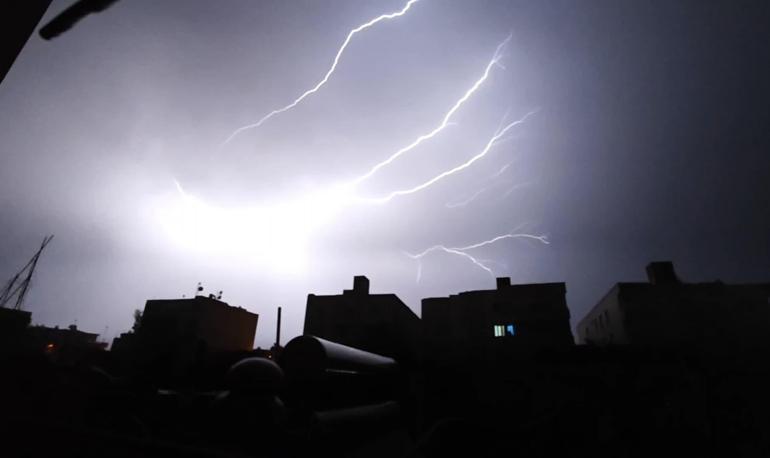 Nusaybin’de şimşekler geceyi aydınlattı