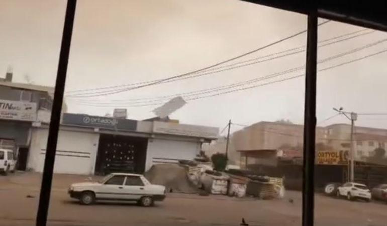 Fırtınada uçan levha tellere çarpıp yön değiştirdi, motosiklettekiler ölümden döndü