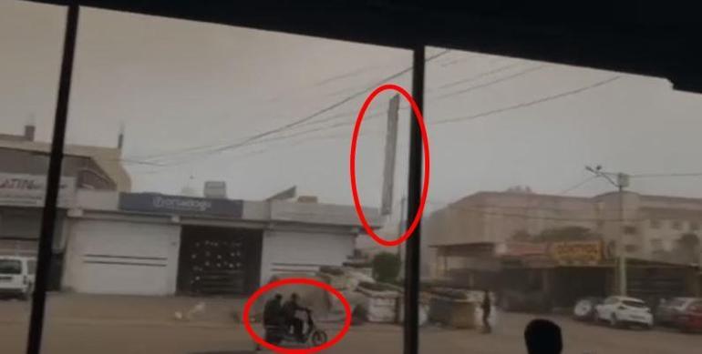 Fırtınada uçan levha tellere çarpıp yön değiştirdi, motosiklettekiler ölümden döndü