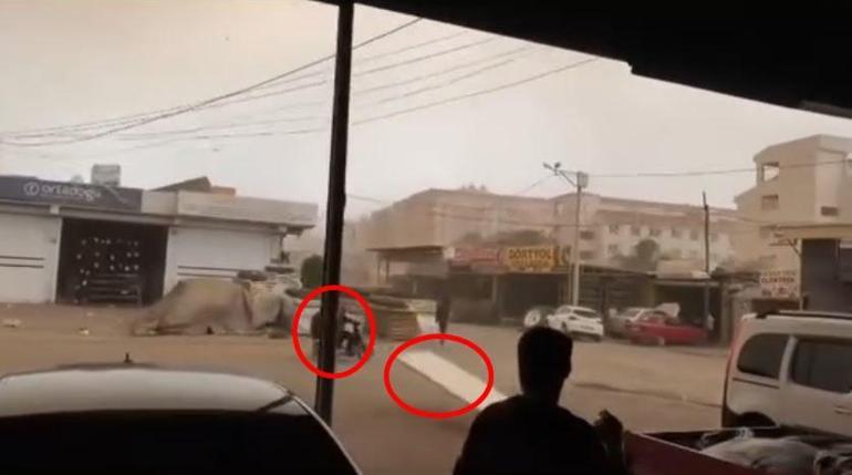 Fırtınada uçan levha tellere çarpıp yön değiştirdi, motosiklettekiler ölümden döndü