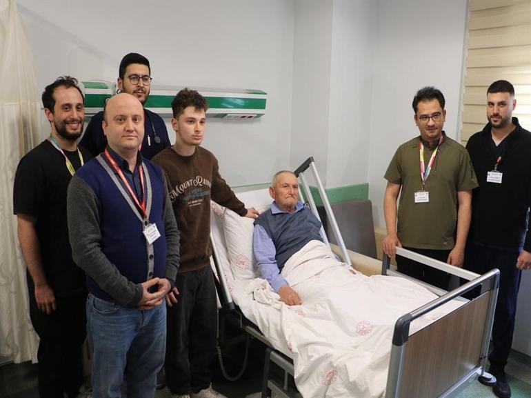 Türkiyedeki ilk, dünyadaki 18nci vaka; 4 yaprakçıklı aort kapağı olan hastaya TAVI ile operasyon