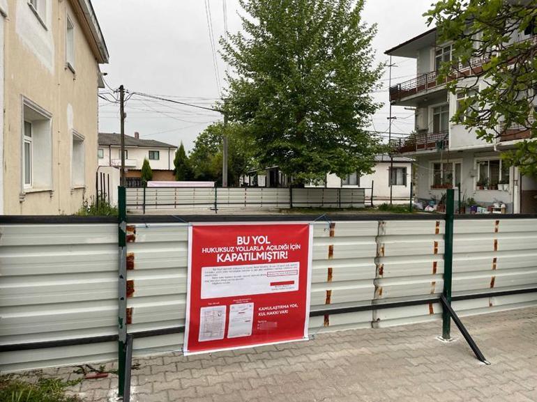 Arsa sahipleri, 25 yıl önce kamulaştırma yapılmadığını öne sürüp yolu kapattı