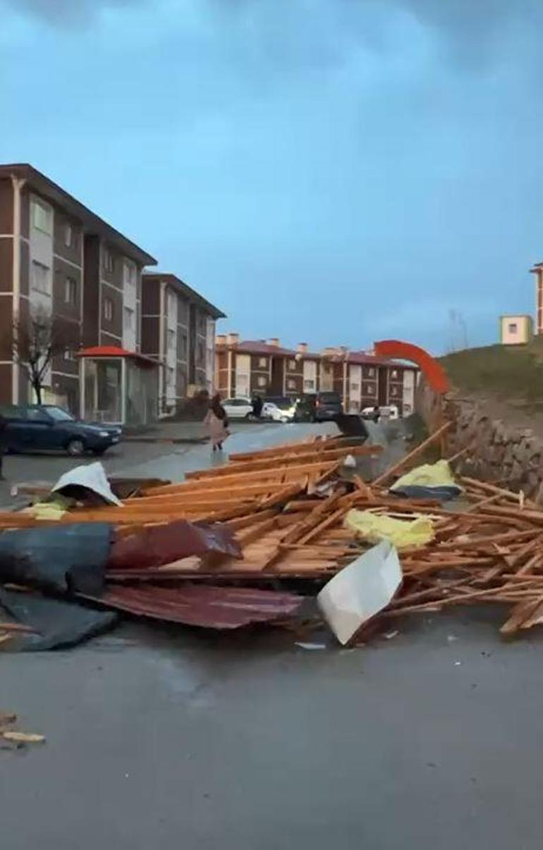 Fırtınada binanın çatısı uçtu, parçalar minibüse çarptı