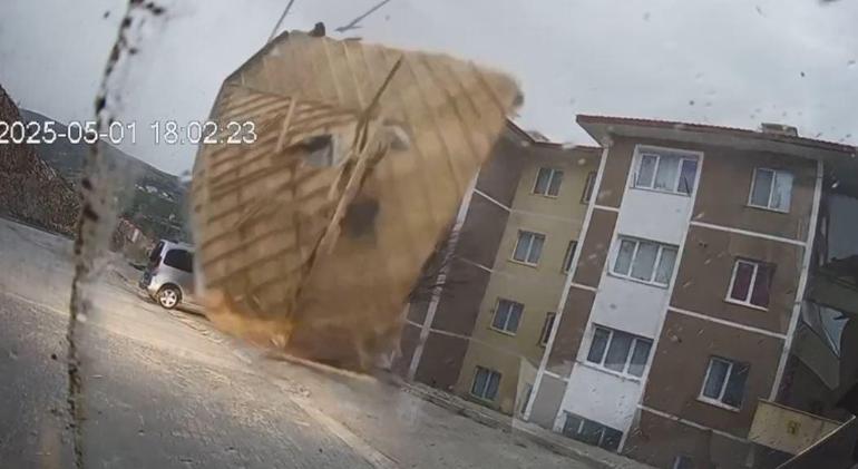 Fırtınada binanın çatısı uçtu, parçalar minibüse çarptı