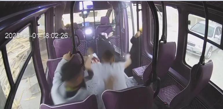 Fırtınada binanın çatısı uçtu, parçalar minibüse çarptı