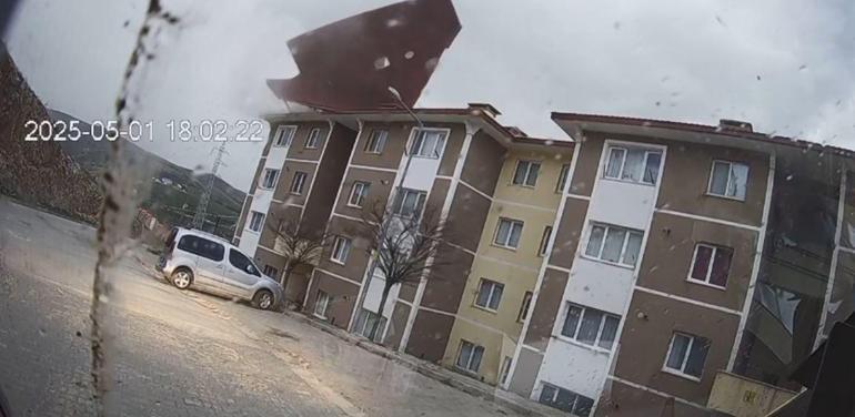 Fırtınada binanın çatısı uçtu, parçalar minibüse çarptı
