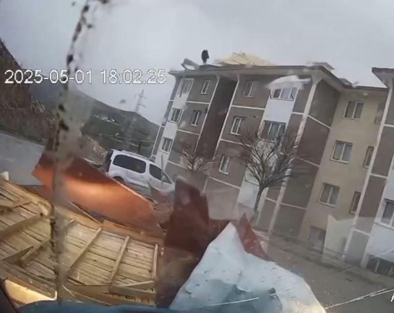 Fırtınada binanın çatısı uçtu, parçalar minibüse çarptı