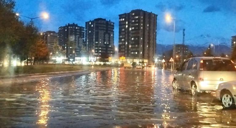 Kayseride dolu ve sağanak etkili oldu