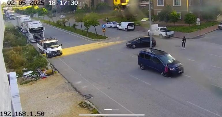 Hafif ticari aracın çarptığı çocuk, ağır yaralandı; kaza kamerada