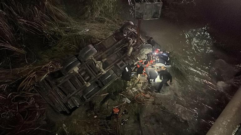 Freni boşalan kamyonet, otomobillere çarpıp Eşen Çayı’na uçtu; 2 yaralı